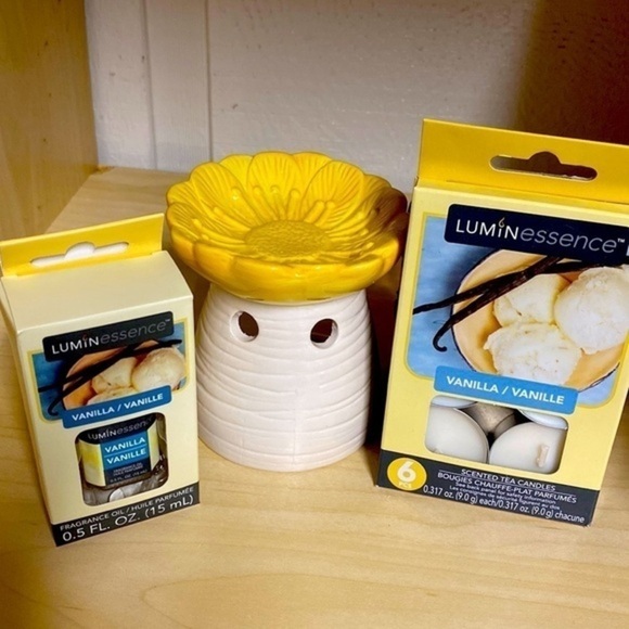 Other - OIL WARMER 🌻 with vanilla scented tea lights